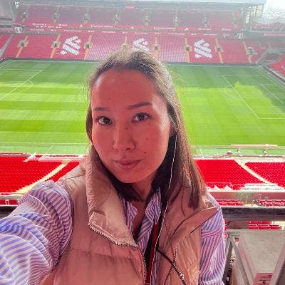 I am a professional female aged 32. I am look... Main Photo