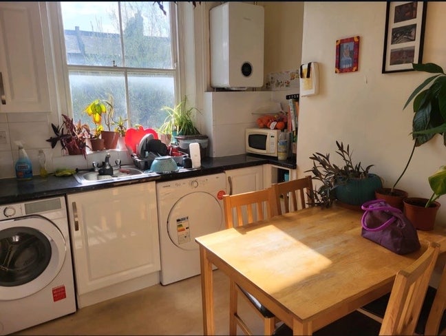Spacious Double Bedroom in 3 person flatshare Main Photo