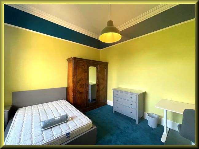 Large Bright Period Room & off-street parking Main Photo