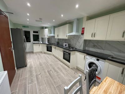 Spacious En-suite Double room bills included Main Photo