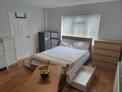 Large Double | 2 People in 3 Bed House Main Photo