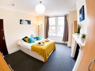 2 Min to Neasden Station, Spacious Double Room Main Photo
