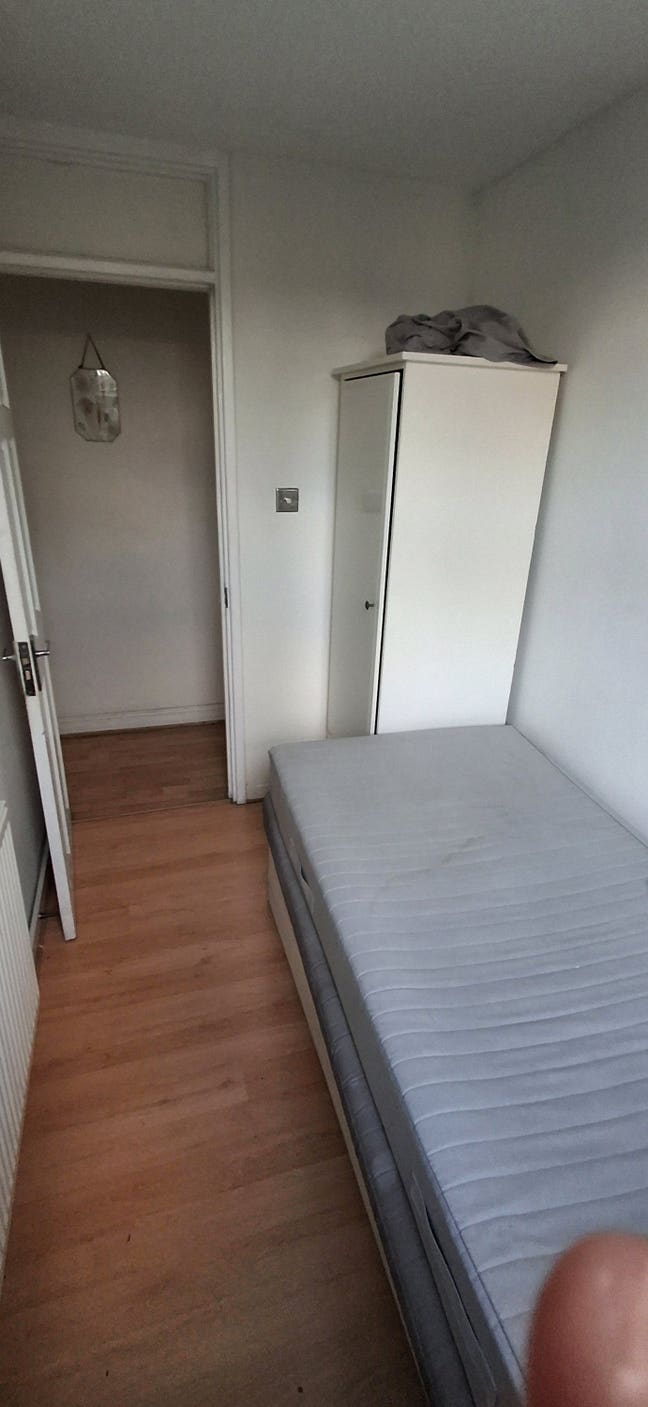 1 double 1 single room available in SW11 Main Photo