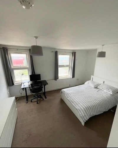 Bright and big room to rent in east Greenwich!  Main Photo