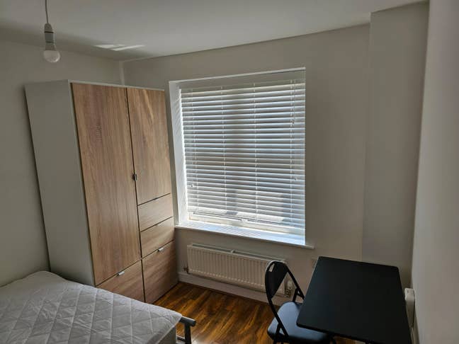 A double bedroom in new build house to let Main Photo