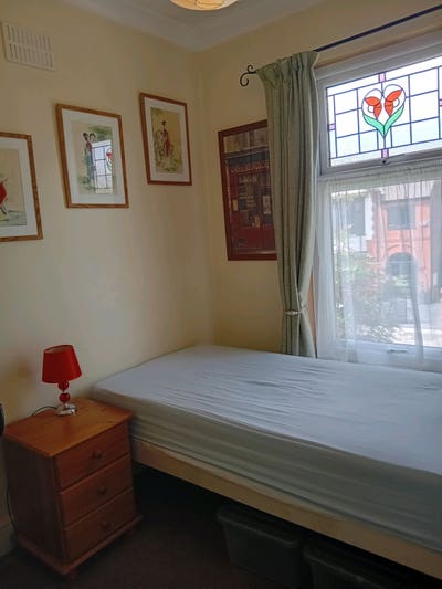 Small room close to tram and bus Main Photo