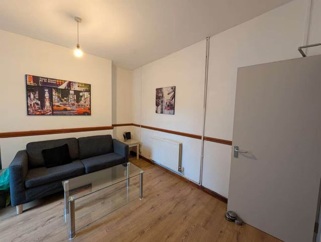Share rooms available within town center  Main Photo