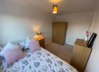 Double room in quiet house share Main Photo