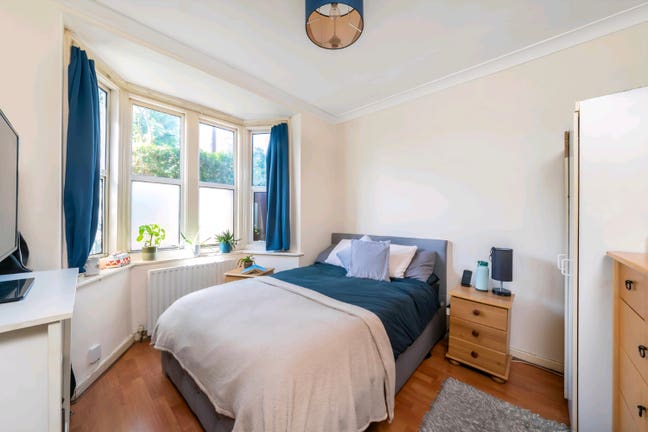 Double room in friendly house share  Main Photo