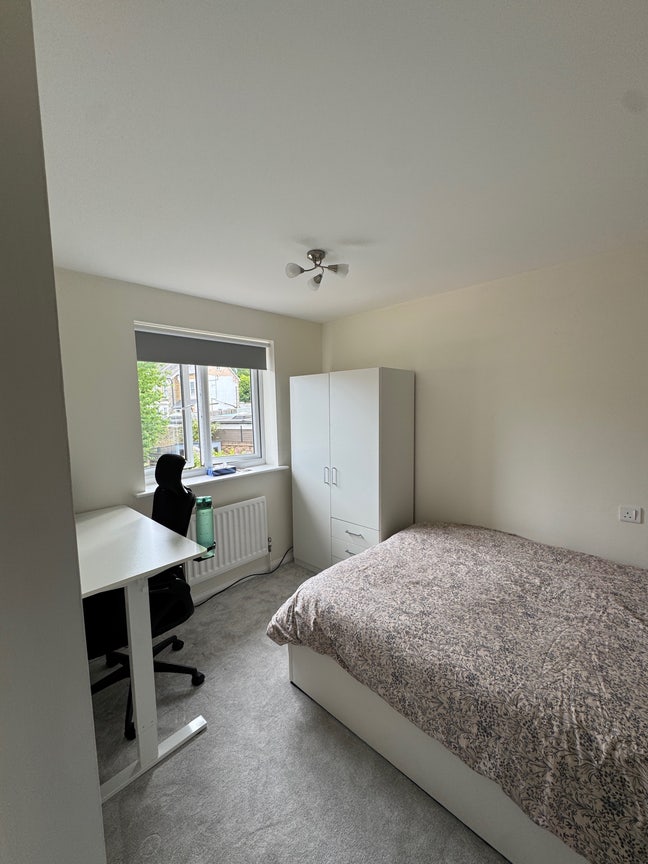 Spacious double room with private bathroom  Main Photo