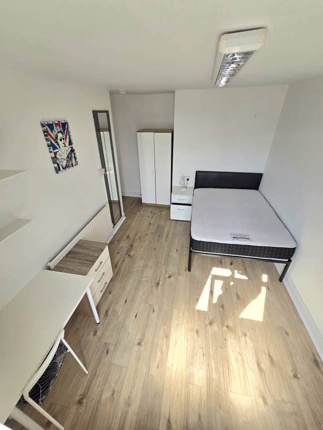 ** Whitechapel ** Great Opportunity to Move In Main Photo