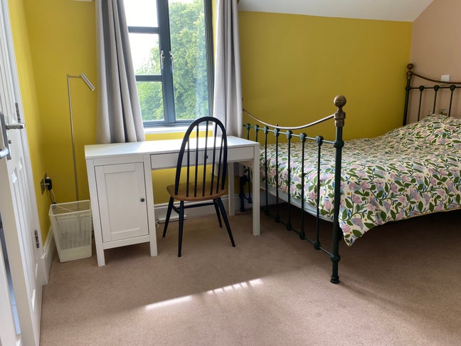 En-suite double room in peaceful, modern home. Main Photo