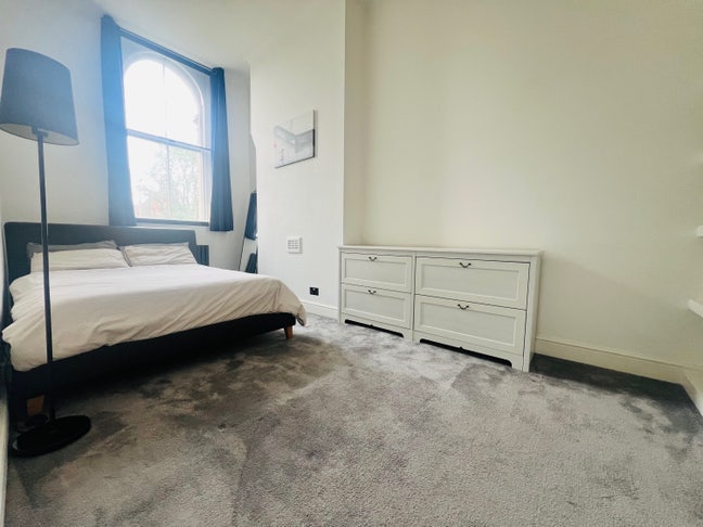 Kingsize bedroom, ensuite, gym, swimming pool, spa Main Photo