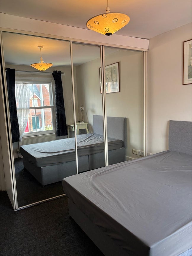 Comfortable double bedroom in quiet, clean house  Main Photo