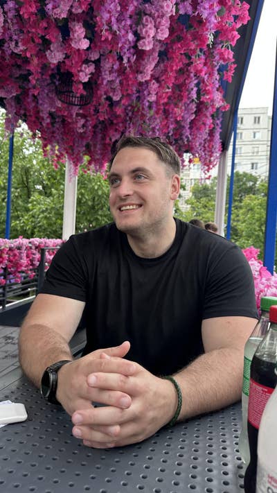 Quiet & tidy sports coach looking for a room in Li Main Photo