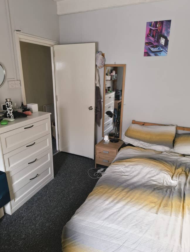 Double Bedroom Available - Field Road E7 Main Photo