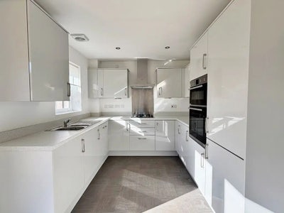 Double room & ensuite with garage and garden Main Photo