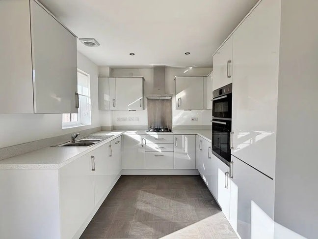 Double room & ensuite with garage and garden Main Photo