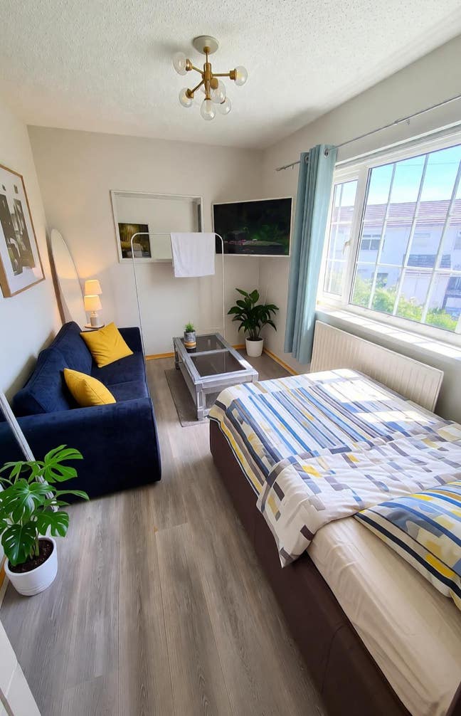 Double or single room depends on budget  Main Photo