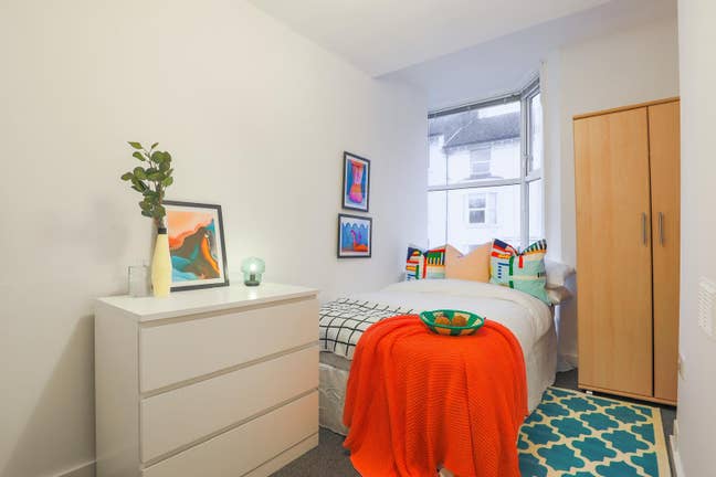 Large Luxury Rooms... Perfect Location!! Main Photo