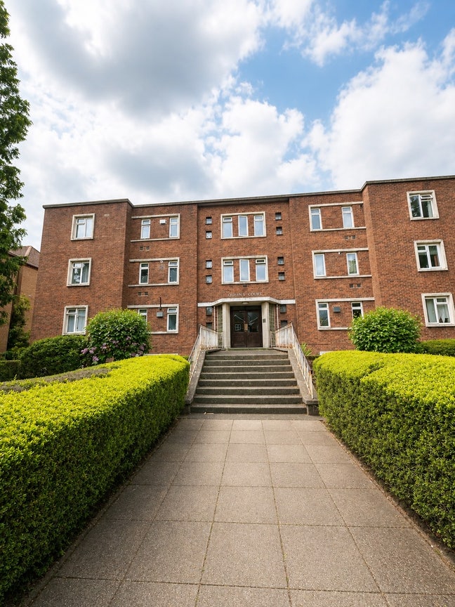 Private 1-Bed Flat | Garden & Parking | 5 Mins  Main Photo