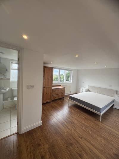 Large Master Bedroom Available in Great Shelford Main Photo