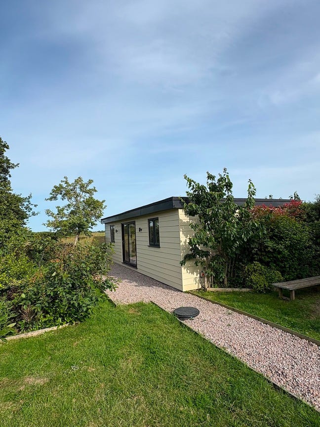 Annexe/Cabin located in a beautiful area Main Photo