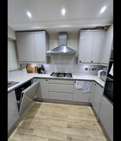 Beautiful Ensuite room Next to Riverview Main Photo