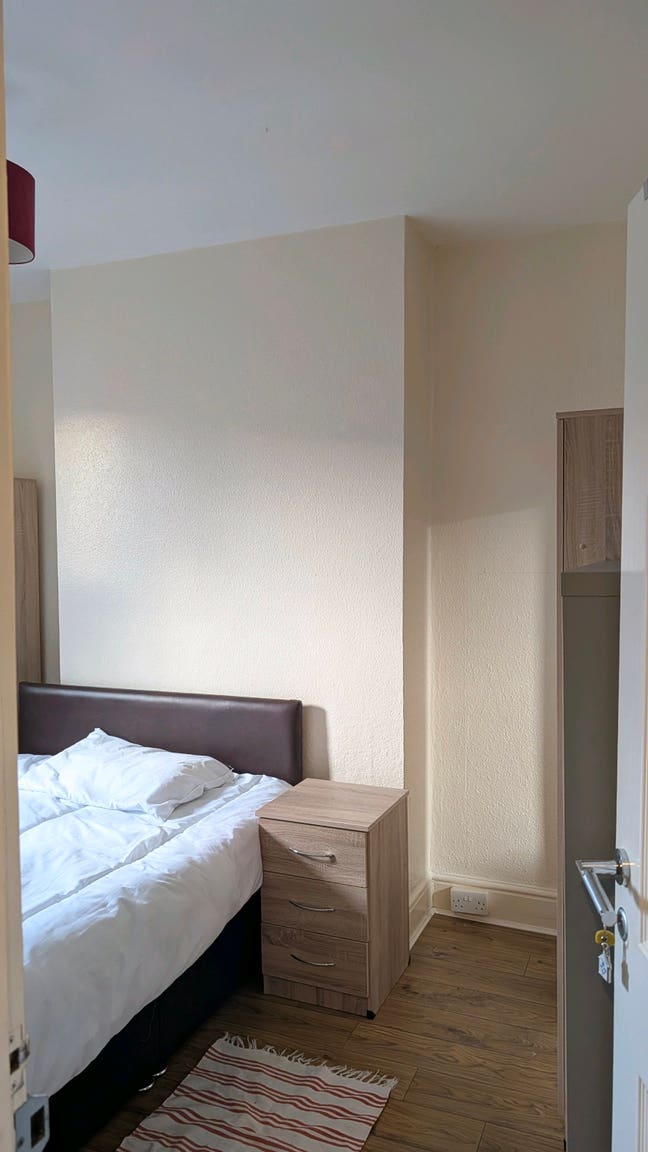 Double Bedroom Available Main Photo