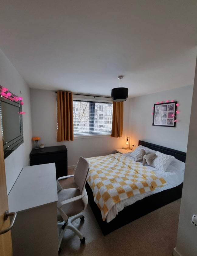 Modern & Spacious Flat. Spareroom & own bathroom.  Main Photo