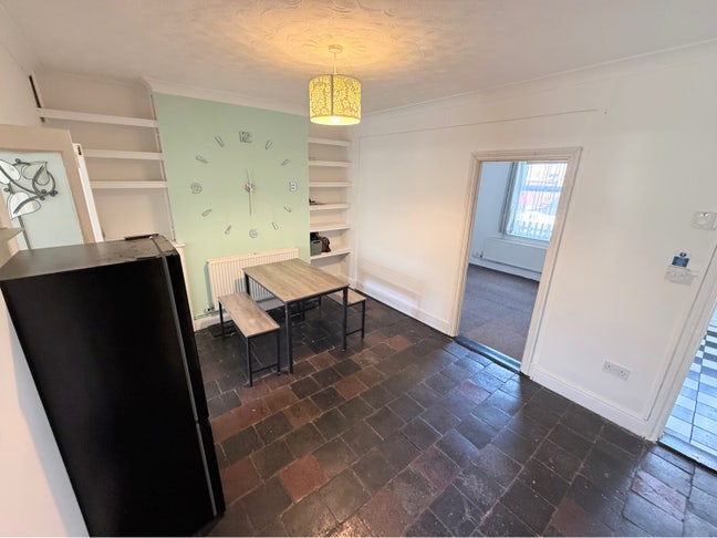 Spacious 3 Bedroom Shared Property Main Photo