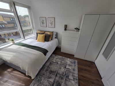 Bright & Spacious Rooms close to Victoria Park  Main Photo