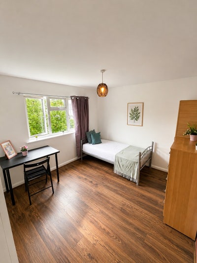 Spacious Single Room in Front Gladstone Park Main Photo