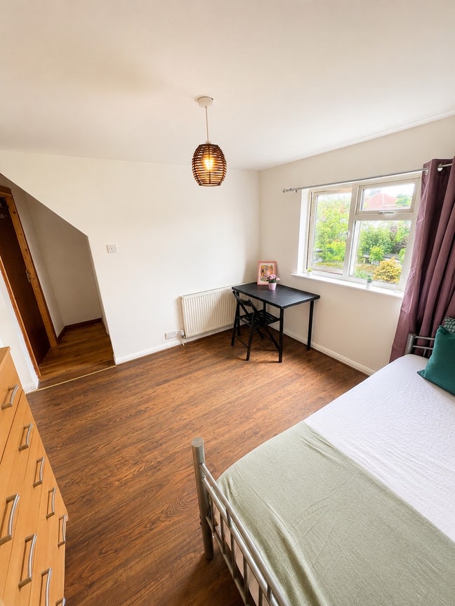 Spacious Single Room in Front Gladstone Park Main Photo