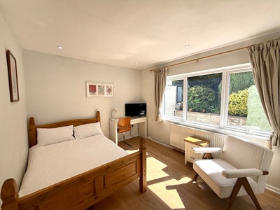 Modern stylish home for Professionals Main Photo