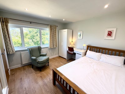 Modern en suite rooms for professionals Main Photo