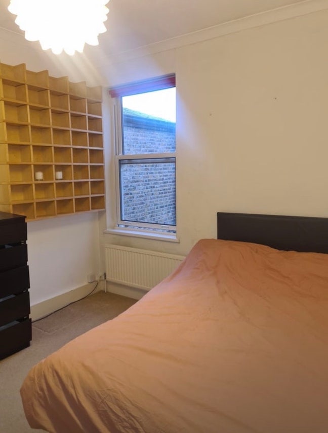 Lovely room + 2 toilets in 3 bed spacious house  Main Photo