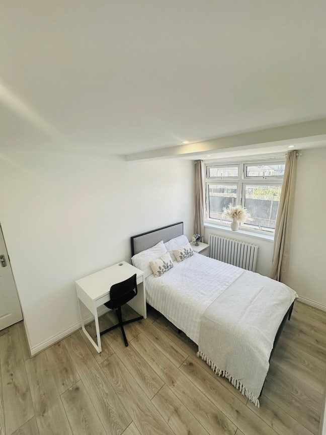 Large Double Room- E14 near Island Garden DLR Main Photo