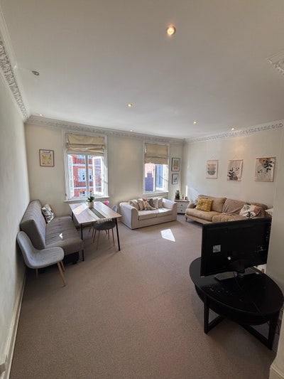1 Double Room Available in a 2 Bedroom house Main Photo