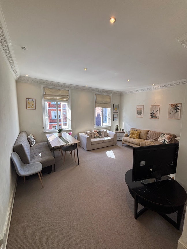 1 Double Room Available in a 2 Bedroom house Main Photo