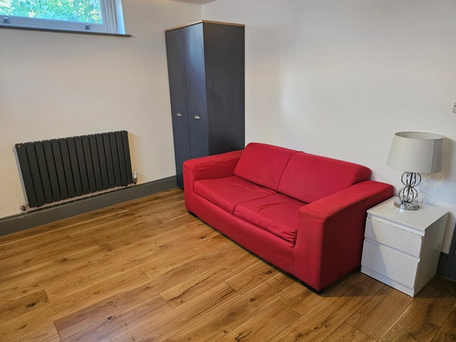 1 Bed Flat Incl Bills - 1Hr Train to London Main Photo