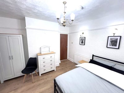 Closest Nice House in Telford to Central Park Main Photo