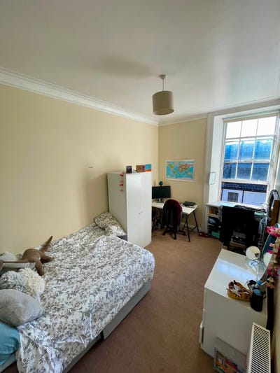 Double room in light, airy West End flat Main Photo