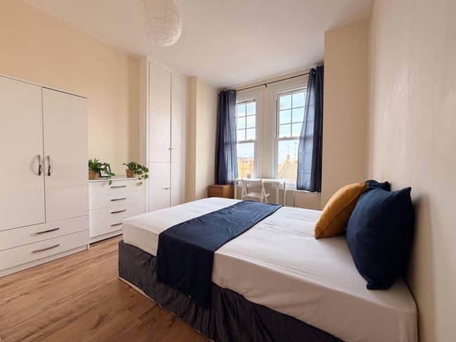 Double w/private shower New Flat 2 mins to Tube  Main Photo