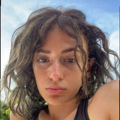 20 year old girl seeks double room Main Photo
