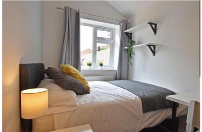En-suite Room - 14 Read Avenue, Beeston  Main Photo