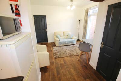 🌿 Cozy & Convenient 1-Bed Flat  Main Photo