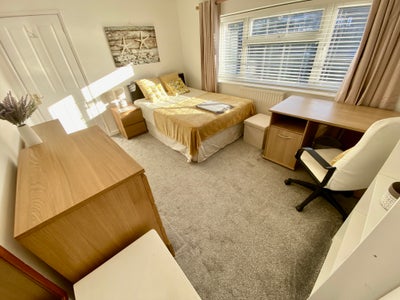 Spacious Room / Large Garden / Bills Incl /Parking Main Photo