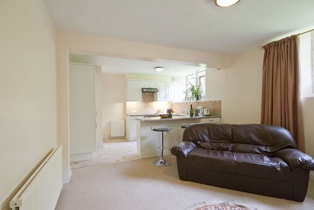 Spacious. single occupant flat. Bills inc. Main Photo