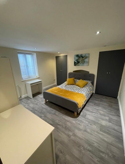 En suite, large basement room in Cheltenham 🏡 Main Photo